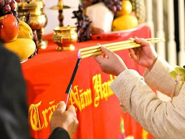 Văn khấn trước khi lau dọn bàn thờ