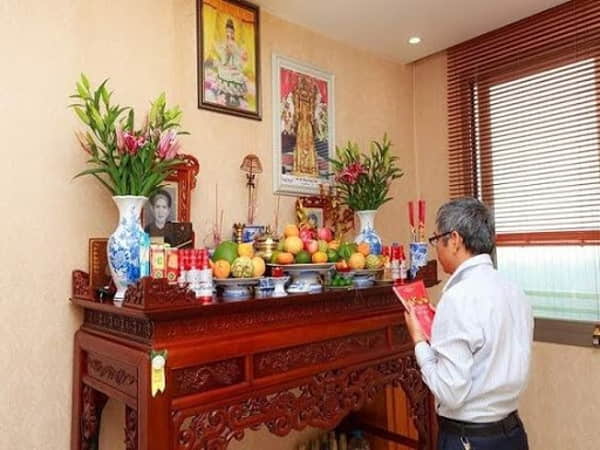Tại sao cần khấn xin phép trước khi lau dọn bàn thờ?
