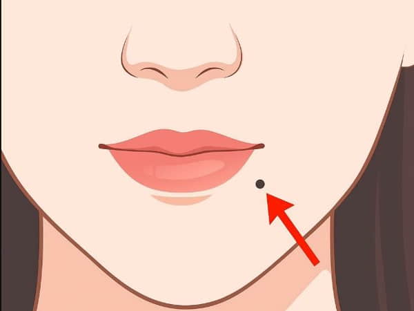 Xem nốt ruồi dưới mép miệng bên phải luận tình duyên gia đạo