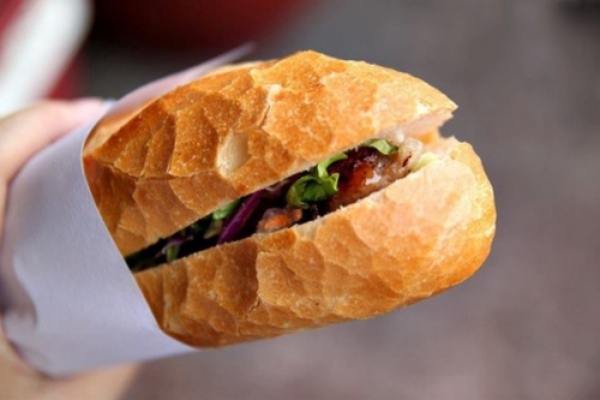 Mơ thấy ăn bánh mì khô cứng, khó nuốt
