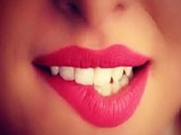 Ý nghĩa chung của việc cắn vào môi dưới